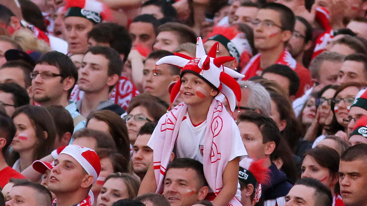Cała Polska z niecierpliwością czeka na sobotni mecz Polska - Czechy. Polacy bardzo emocjonalnie podchodzą do spotkania, pokładając ogromne nadzieje w grze naszej reprezentacji. W internecie pojawiły się materiały wideo, które zagrzewają "naszych" do walki.