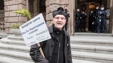 Zbuntowany ksiądz z Poznania nie wystraszył się komornika. Czas na "wezwanie ostateczne"