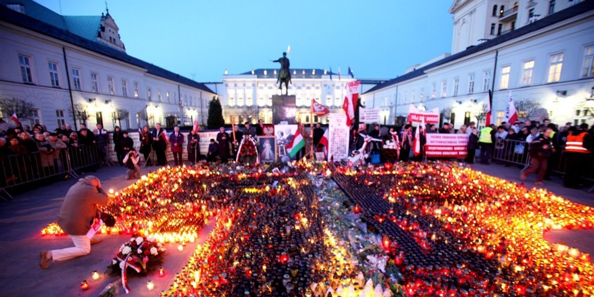 Skandal po obchodach smoleńskich! Wyrzucali palące się znicze