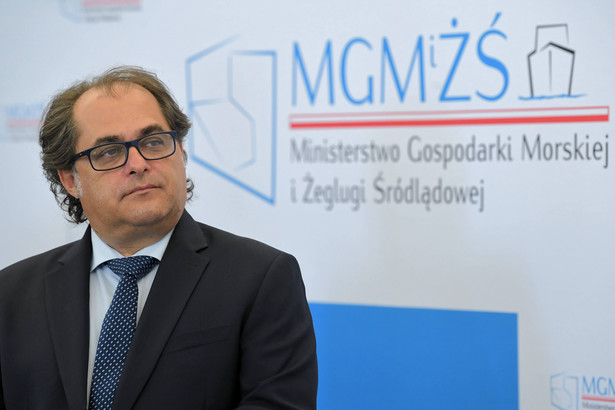 Warszawa, 07.08.2020. Minister gospodarki morskiej i żeglugi śródlądowej Marek Gróbarczyk podczas konferencji prasowej poświęconej ogólnopolskiemu konkursowi na nazwy nowych wysp, które powstaną na Zalewie Wiślanym oraz na Zalewie Szczecińskim w ramach prowadzonych inwestycji morskich, 7 bm. w gmachu ministerstwa w Warszawie. (rp/doro) PAP/Radek Pietruszka