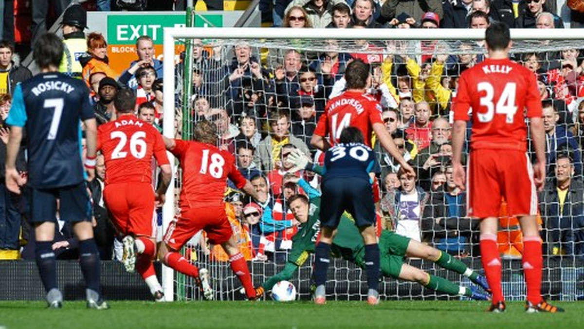 Arsenal Londyn pokonał Liverpool FC 2:1 w sobotnim meczu Premier League. Media na Wyspach "rozpływają się" nad występem Robina van Persiego i Wojciecha Szczęsnego, który obronił kranego.