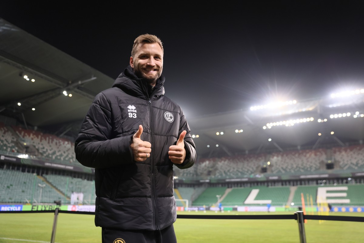 Zawodnik FC Lugano Kacper Przybyłko przed treningiem drużyny w Warszawie