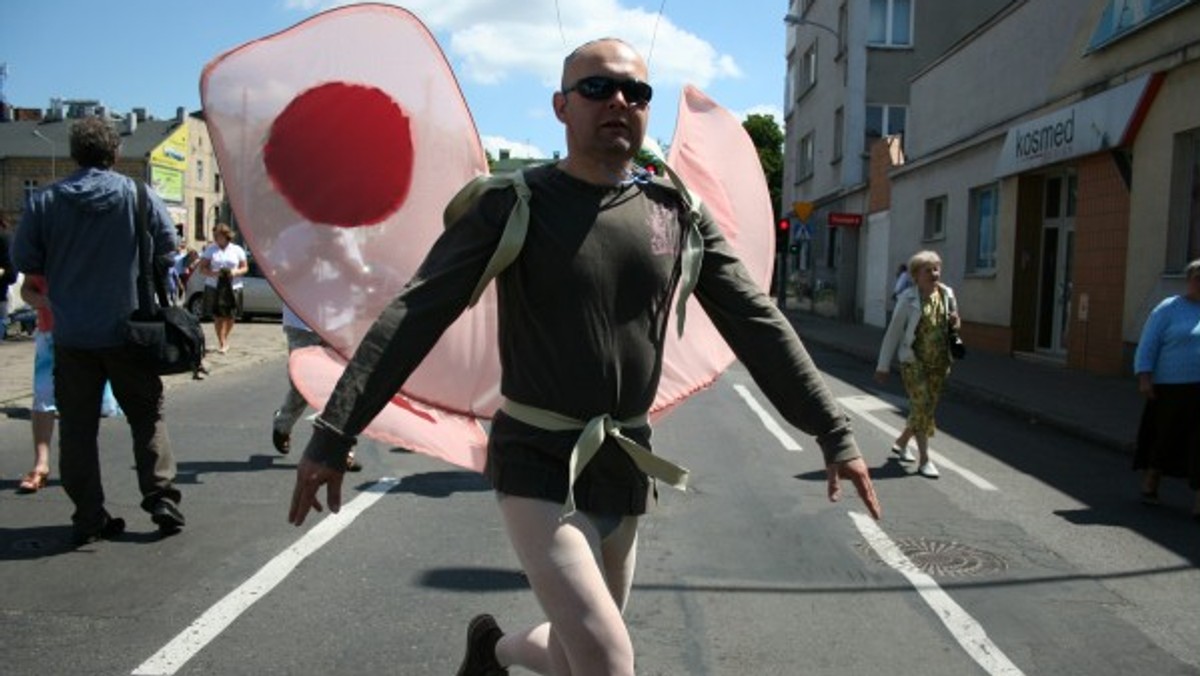 Paweł Hajncel nazywany m.in. Człowiekiem Motylem poinformował na swoim Facebooku, że więcej nie będzie występował publicznie podczas procesji Bożego Ciała.