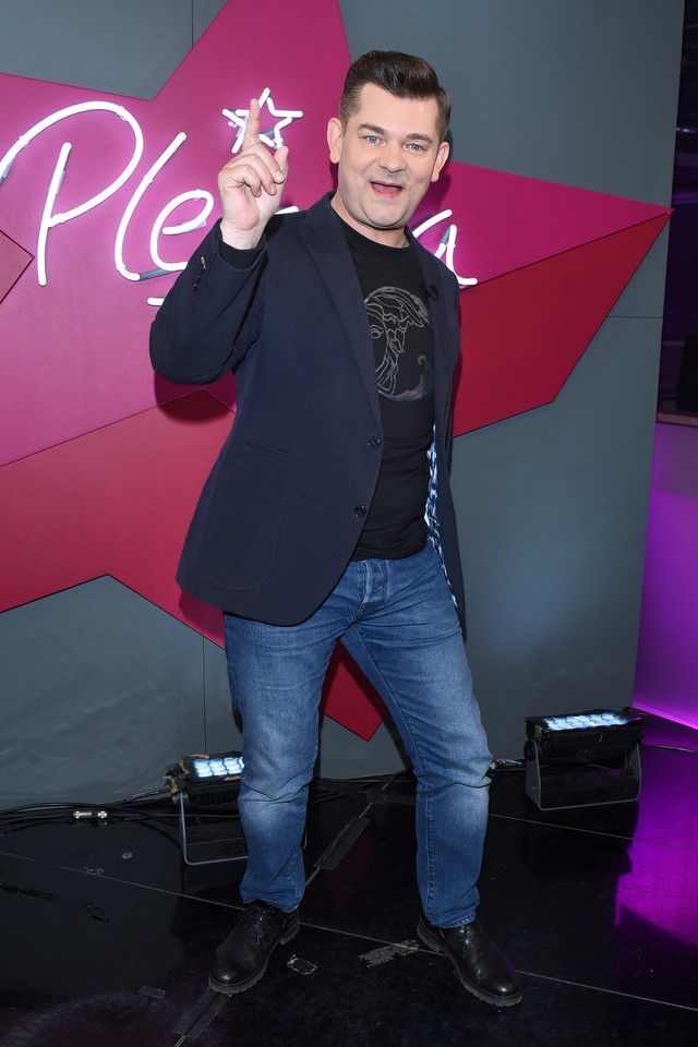 Zenon Martyniuk tańczy i pokazuje kciuk na planie programu "Gwiazdy Cejrowskiego"
