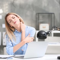 Szaggató fejfájás és vállfájdalom: így kezelheti a nyaki meszesedést