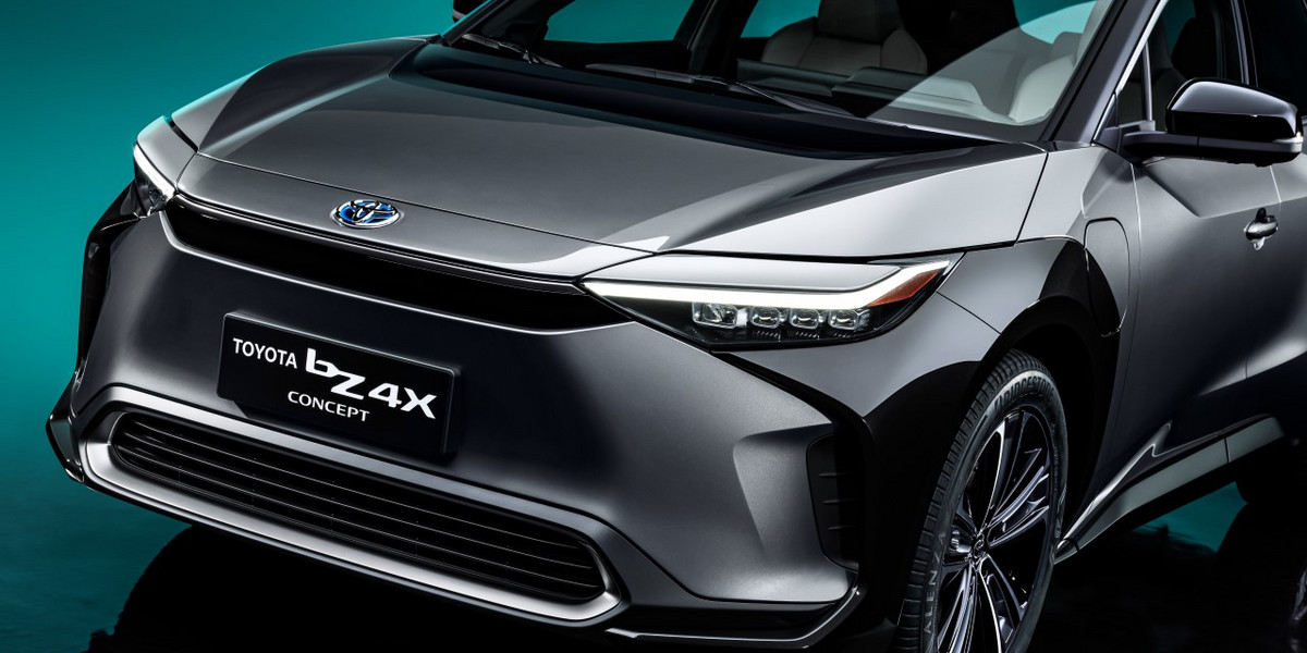 Toyota bZ4X Concept to zapowiedź pierwszego elektrycznego SUV-a tej marki. Będzie on ładowany za pomocą wtyczki. 