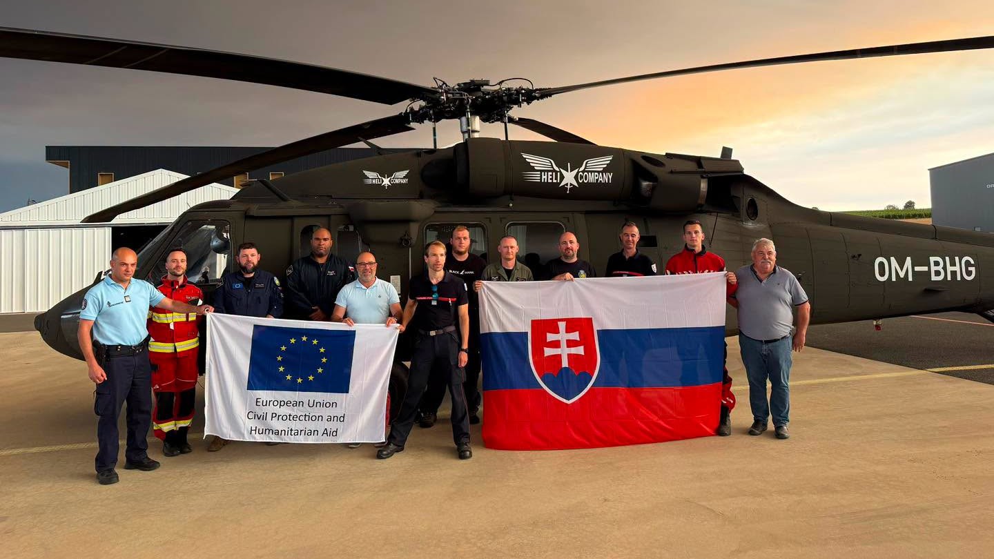 Slovenskí hasiči sú už vo Francúzsku.