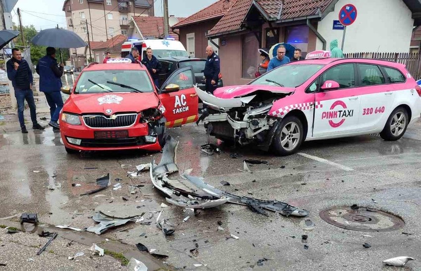 Tri ženske osobe i dve muške osobe povređene u udesu 