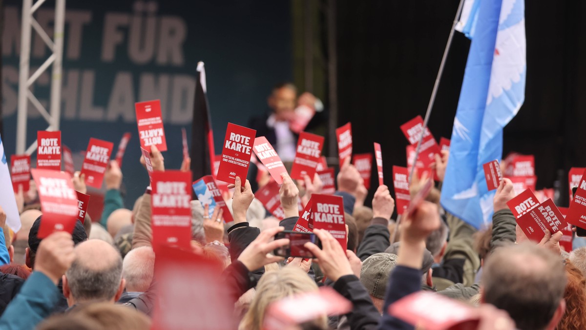 Według najnowszego badania na zlecenie telewizji ARD prawicowa Alternatywa dla Niemiec (AfD), wspólnie z socjaldemokratami z SPD, jest drugą siłą polityczną w Niemczech. Na obie te partie chce głosować po 18 proc. ankietowanych — wynika z opublikowanego w czwartek sondażu publicznego nadawcy DeutschlandTrend.