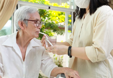 Stroke után - így segíthet szerettének, ha nyelési zavarral küzd