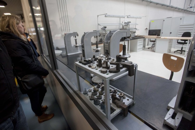 Zwiedzający przeszli trasą prowadzącą przez główne wydziały produkcyjne. Można było zobaczyć: wydział obróbki cieplno-chemicznej, obróbki mechanicznej, montażu oraz wydział prób gdzie gotowe produkty poddawane są testom.<br><br> (cat) PAP/Michał Walczak