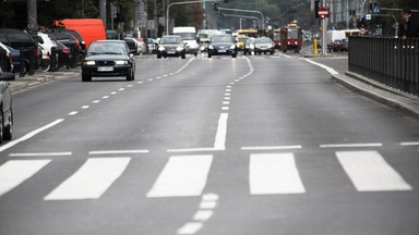 Samochód potrącił matkę z dzieckiem w Oławie. Jedna osoba trafiła do szpitala