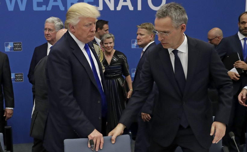 Donald Trump i Jens Stoltenberg na szczycie NATO