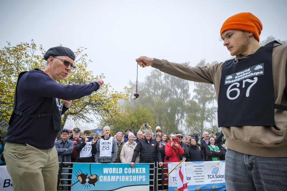 A britek egyik legkülönlegesebb sportja a "vadgesztenye-csata", ennek védnökségére kérték fel Lajos herceget