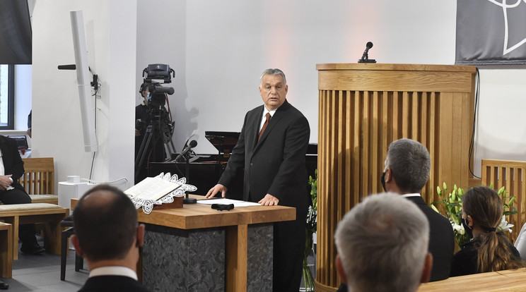 Orbán Viktor miniszterelnök beszédet mond hálaadó istentiszteleten a csömöri református templomban, amelyet a templom felépüléséért tartottak 2020. október 31-én. Fotó: MTI/Máthé Zoltán