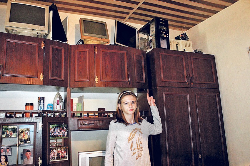 Skromni, dobra deca i đaci, na pitanje šta im je potrebno, odgovaraju: "Ništa, osim računara zbog školskih obaveza"