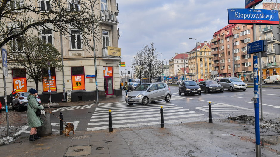 Miejsce, w którym doszło do śmiertelnego upadku na chodniku