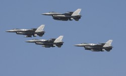 Polskie myśliwce F16 eskortowały amerykański bombowiec B-52