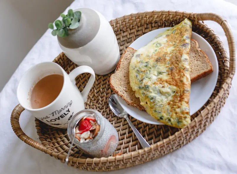 Przepisy na omlet w dwóch wersjach - na słodko i słono / Unsplash / Shashi Ch