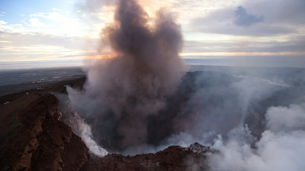 Na Hawajach wybuchł wulkan Kilauea położony na wyspie Hawaii, znanej również jako Big Island. Doszło do erupcji lawy. Władze nakazały mieszkańcom zagrożonych terenów opuszczenie domów.