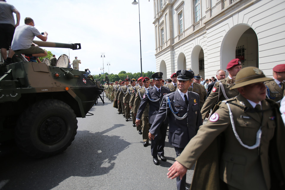 WARSZAWA DZIEŃ WETERANA MISJI POKOJOWYCH ONZ (Przemarsz uczestników uroczystości ulicami Warszawy)