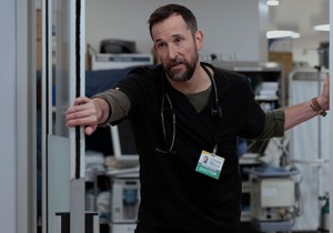 Noa Vajli tumači lik doktora Robija, traumatizovanog i beskompromisnog, ali duboko saosećajnog glavnog lekara | Foto: HBO Max