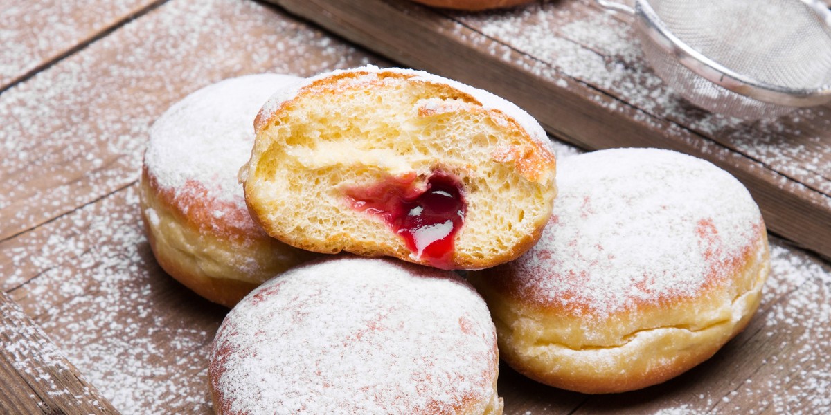 Do ciasta warto dodać masło i dużo żółtek. Pączki smakują wtedy obłędnie.