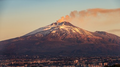 Etna puszcza pierścienie z dymu. Niesamowity widok na Sycylii