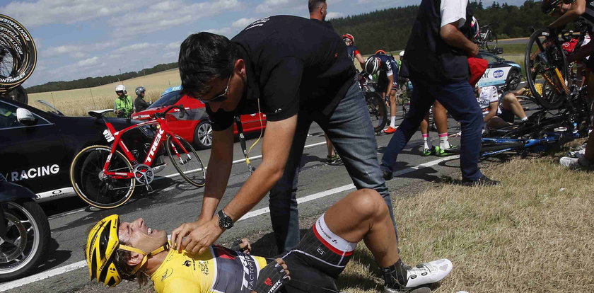 Kraksa w TdF. Lider się wycofał, ma dwa złamane kręgi