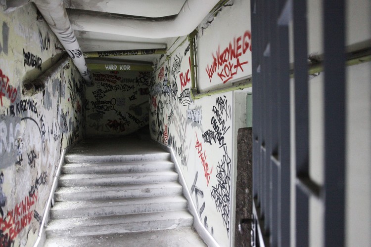 KRAKÓW. Schron przeciwatomowy zamieniony w parking samochodowy na Osiedlu Hutniczym