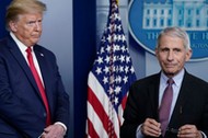 Dr Anthony Fauci, szef Narodowego Instytutu Alergii i Chorób Zakaźnych, i prezydent Donald Trump podczas konferencji prasowej w Białym Domu, Waszyngton, kwiecień 2020 r.  Fot. Drew Angerer/Getty Images 