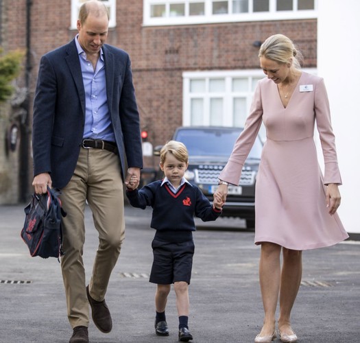 Książę William i Książę George z dyrektor szkoły