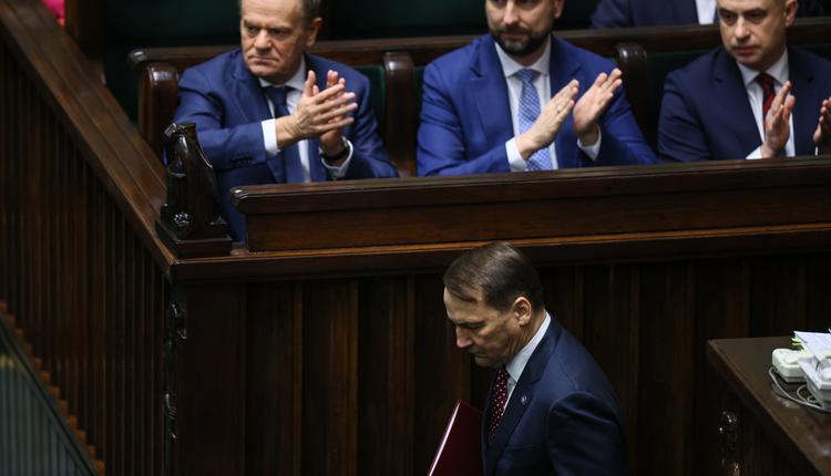 Sikorski bije w rząd PiS. Polityka zagraniczna w przestrzeni skonstruowanej z mitów i urojeń"