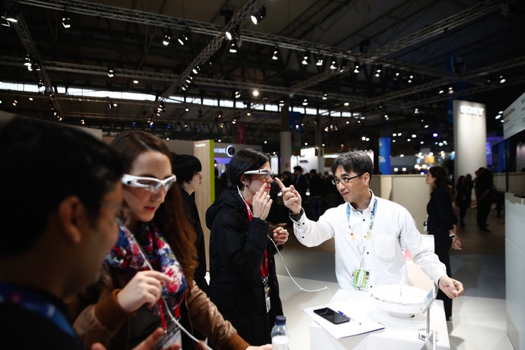 Sony jest kolejną firmą, która uległa rynkowej modzie na okulary rozszerzonej rzeczywistości. Urządzenie SmartEyeglass Attach ma być odpowiedzią na Google Glass. Okulary Sony zostały wyposażone w 3-milimetrowe soczewki AR wyświetlające obraz bezpośrednio przed oczami użytkownika. Kamera 3-mpx umożliwia nagrywanie filmów i wykonywanie zdjęć, a za komunikację ze smartfonem odpowiada moduł Bluetooth. W Barcelonie zobaczyliśmy jedynie deweloperską wersję SmartEyeglass. Jej największą bolączką jest słaby akumulator, który umożliwia zaledwie 150 minut pracy urządzenia (przy wyłączonym nagrywaniu).