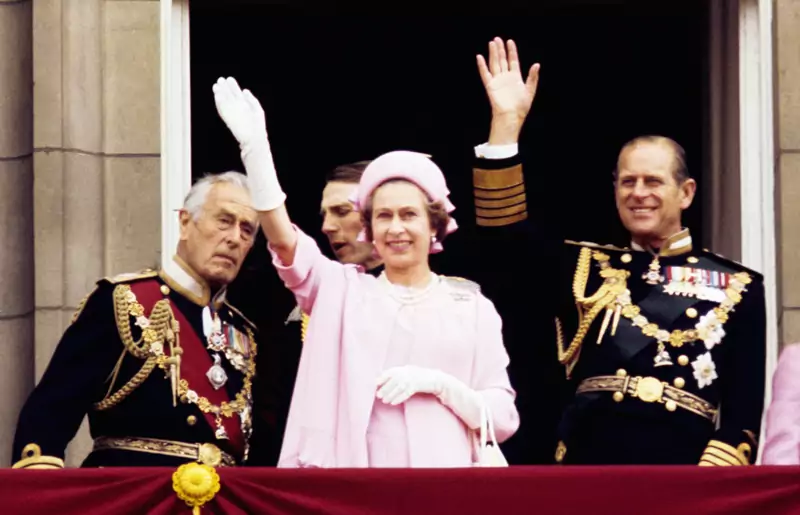 Królowa Elżbieta II i książę Filip machają z balkonu Pałacu Buckingham podczas Srebrnego Jubileuszu władczyni / PA Images / GettyImages 