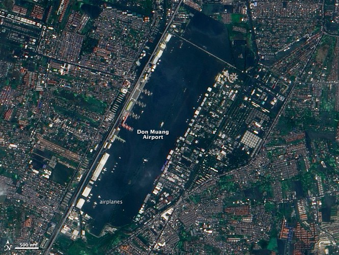 Powódź w Tajlandii. Zalane lotnisko Don Muang Fot. dzięki uprzejmości NASA / JPL-Caltech
