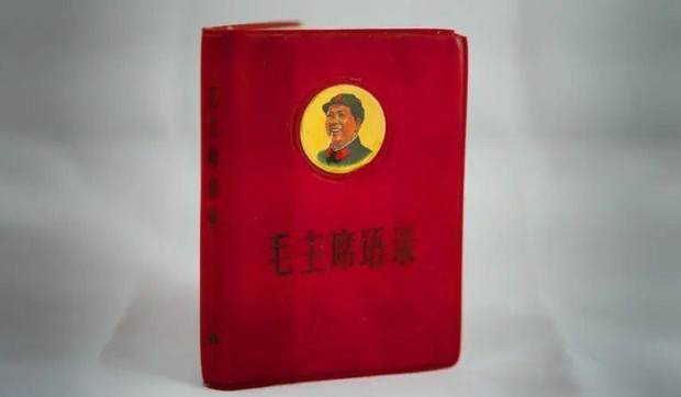 Crvena knjižica sa likom vođe Maa je druga najpopularnija knjiga u istoriji, samo je Biblija štampana u više primeraka | Foto: BBC