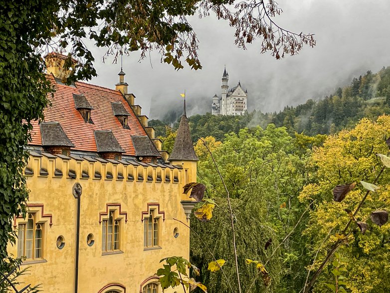 Zobaczenie zamku Neuschwanstein, mimo że zawsze jest oblegany przez turystów, to obowiązkowy punkt programu