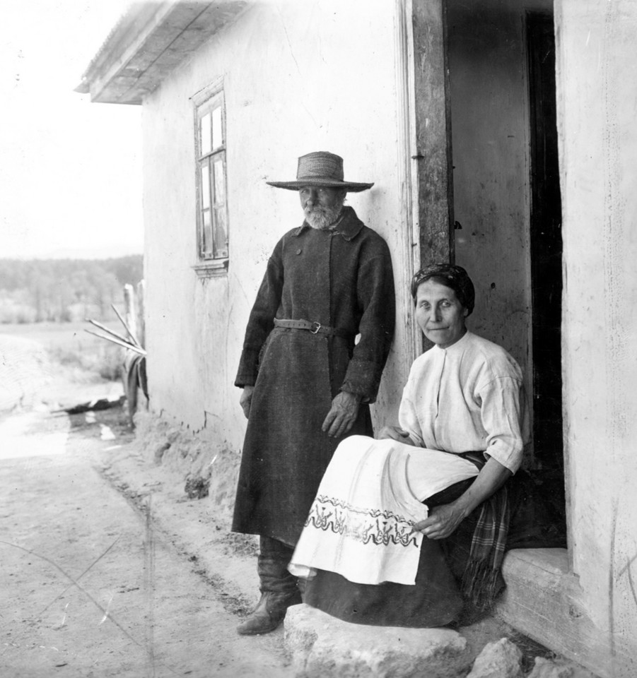 Mieszkańcy wsi na Wołyniu przed swoją chatą, 1934 rok