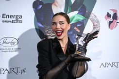 Sandra Kubicka obdarowała dziadka bardzo drogim prezentem. 'Z wrażenia ledwo stoi' [WIDEO]