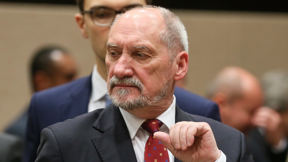 Andrzej Błasik w Smoleńsku poległ śmiercią bohatera - podkreślił minister obrony Antoni Macierewicz, przemawiając nad trumną generała. Dziś gen. Błasik spoczął ponownie na warszawskich Powązkach, po ekshumacji zarządzonej przez prokuraturę.