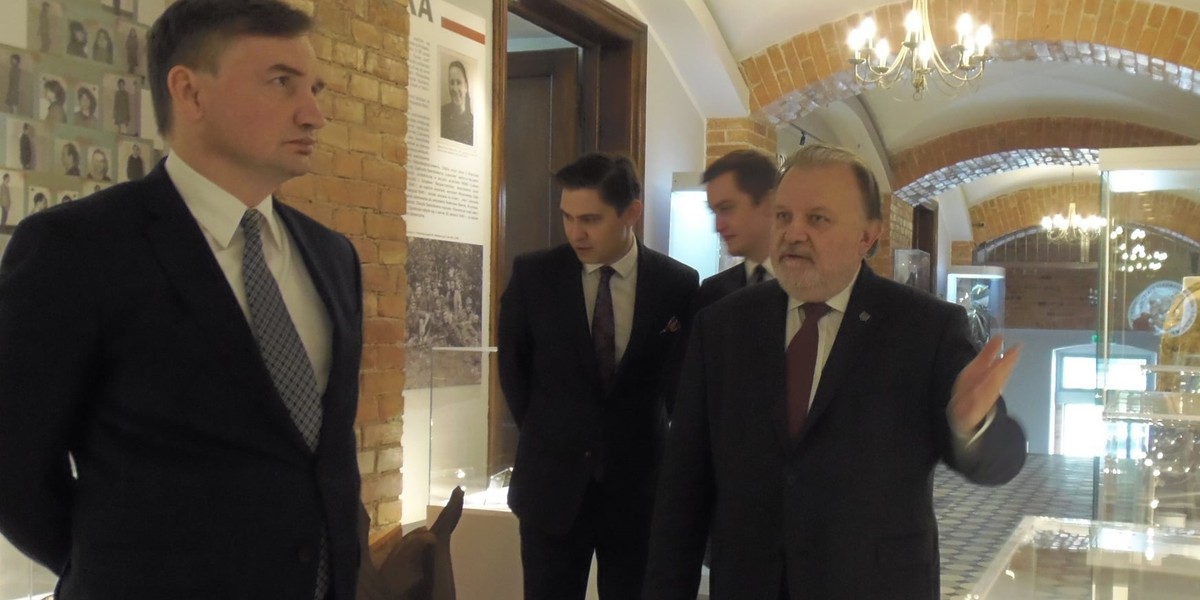 Minister Zbigniew Ziobro w muzeum żołnierzy wyklętych.