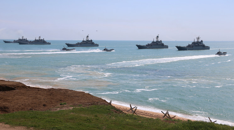 A Fekete-tenger nagyhatalmak játszótere lett - a nyitóképen egy korábbi orosz hadgyakorlat egy jelenete / Fotó: : MTI - EPA/VADIM SAVITSKY / RUSSIAN DEFENCE MINISTRY