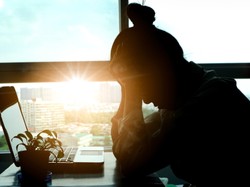 Odczuwasz zmęczenie współczuciem? Masz prawo! Psycholog wyjaśnia, jak to działa