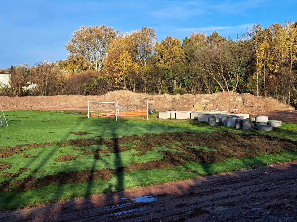 Zniszczony stadion w Starachowicach