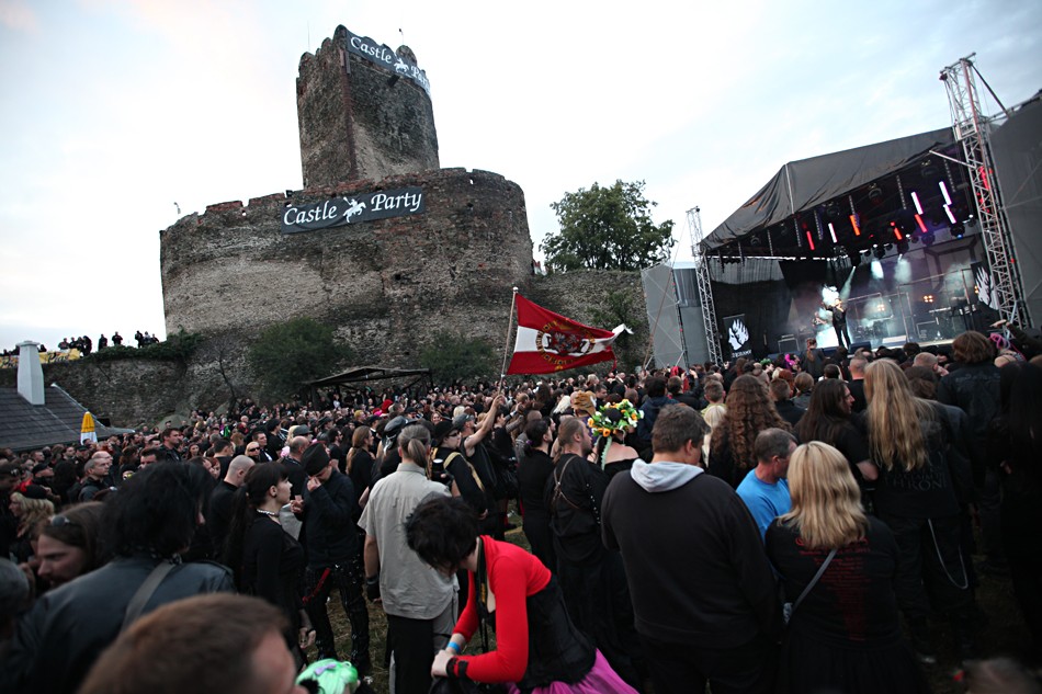 Publiczność na festiwalu Castle Party 2011 (fot. Joanna Combik/Onet.pl)