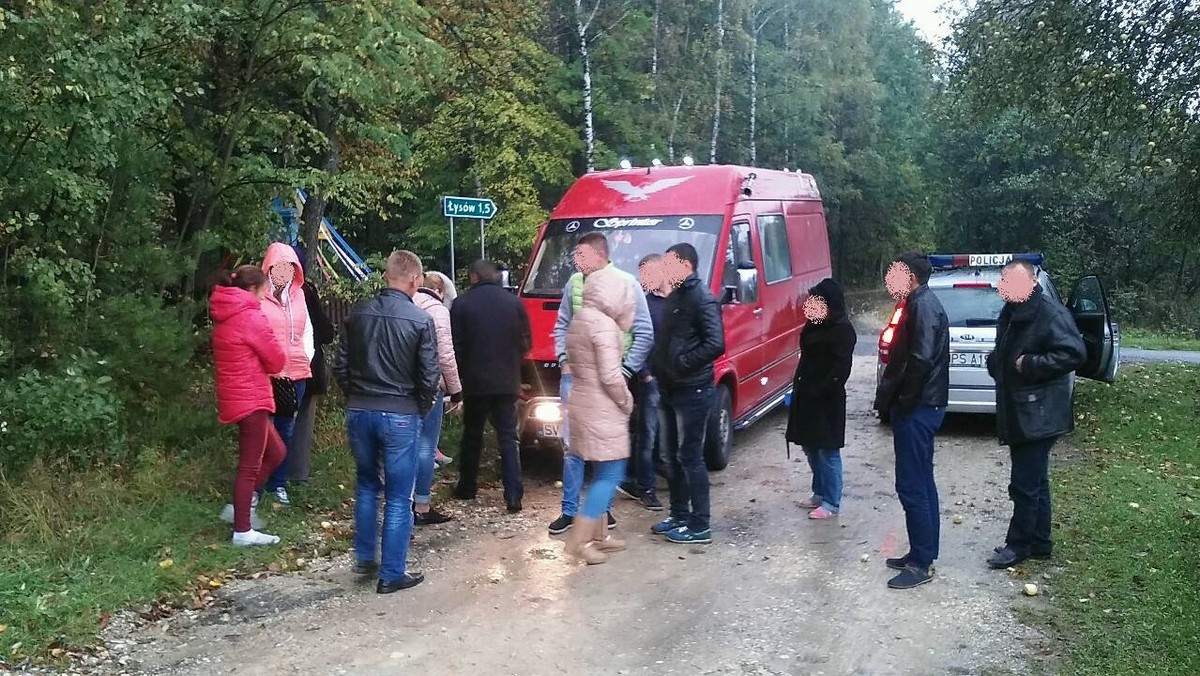 Policjanci Wydziału Ruchu Drogowego koneckiej komendy w miejscowości Jóźwików zatrzymali do kontroli mercedesa, którego kierowca przekroczył dopuszczalną prędkość w terenie zabudowanym. Jak się okazało 28-letni obywatel Mołdawii nie tylko jechał o wiele za szybko, ale niezgodnie z przepisami przewoził też zbyt dużą liczbę osób. Razem z nim w aucie było 15 pasażerów.