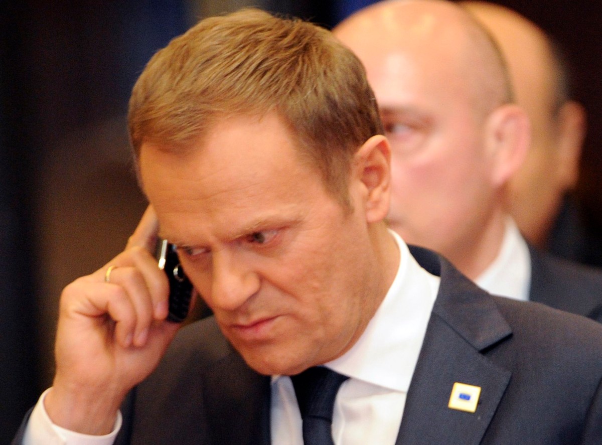 donald tusk dzwoni telefon
