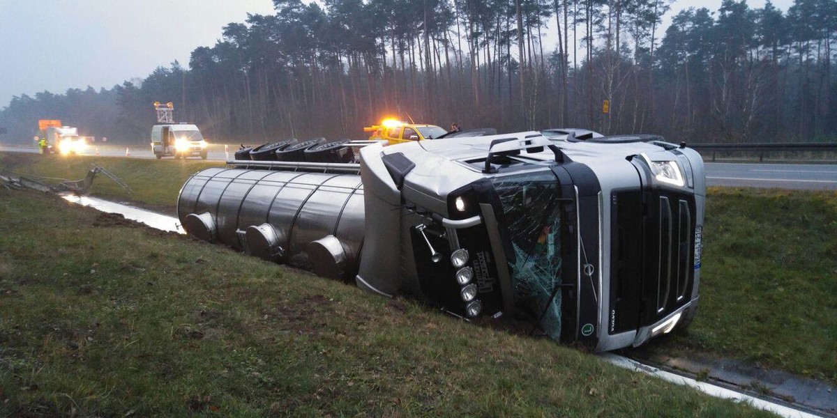 Cysterna przewróciła się na autrstradzie