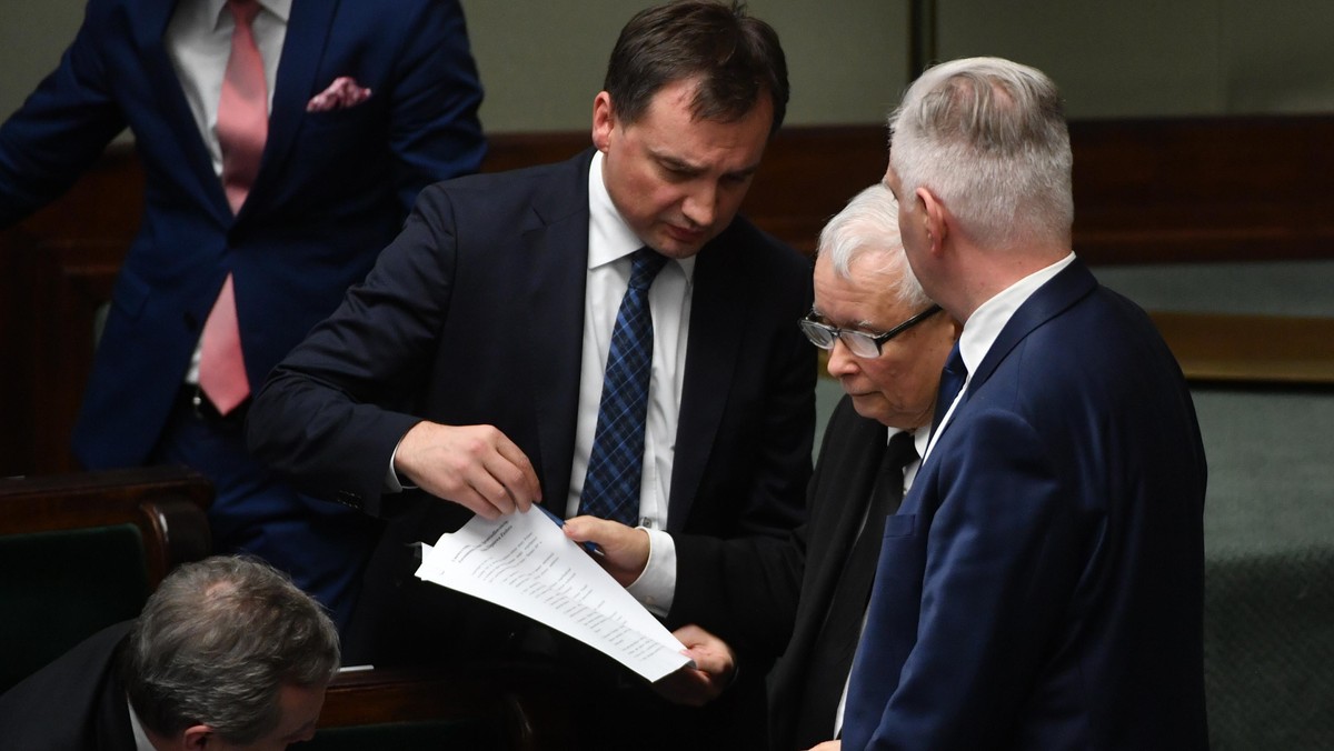 Prezes PiS Jarosław Kaczyński (C), wicepremier, minister nauki i szkolnictwa wyższego Jarosław Gowin (P), minister sprawiedliwości, prokurator generalny Zbigniew Ziobro